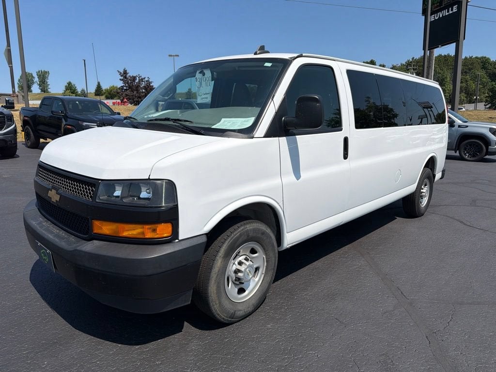 2023 Chevrolet Express Passenger 3500 1LS