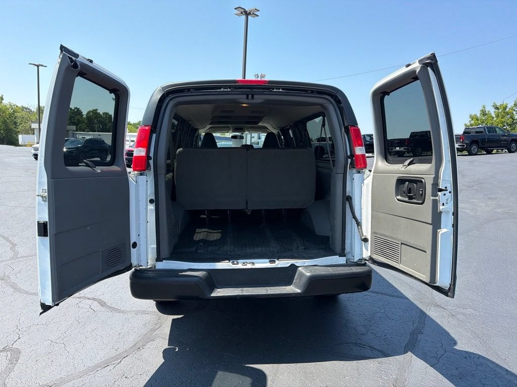 2023 Chevrolet Express Passenger 3500 1LS