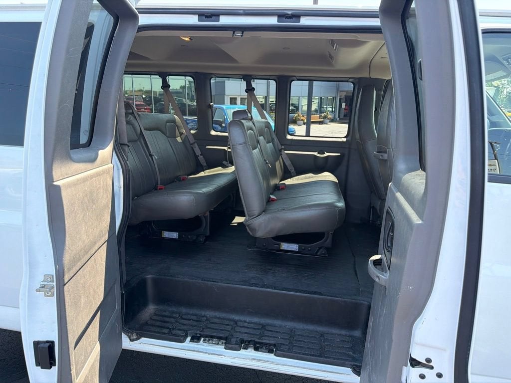 2023 Chevrolet Express Passenger 3500 1LS