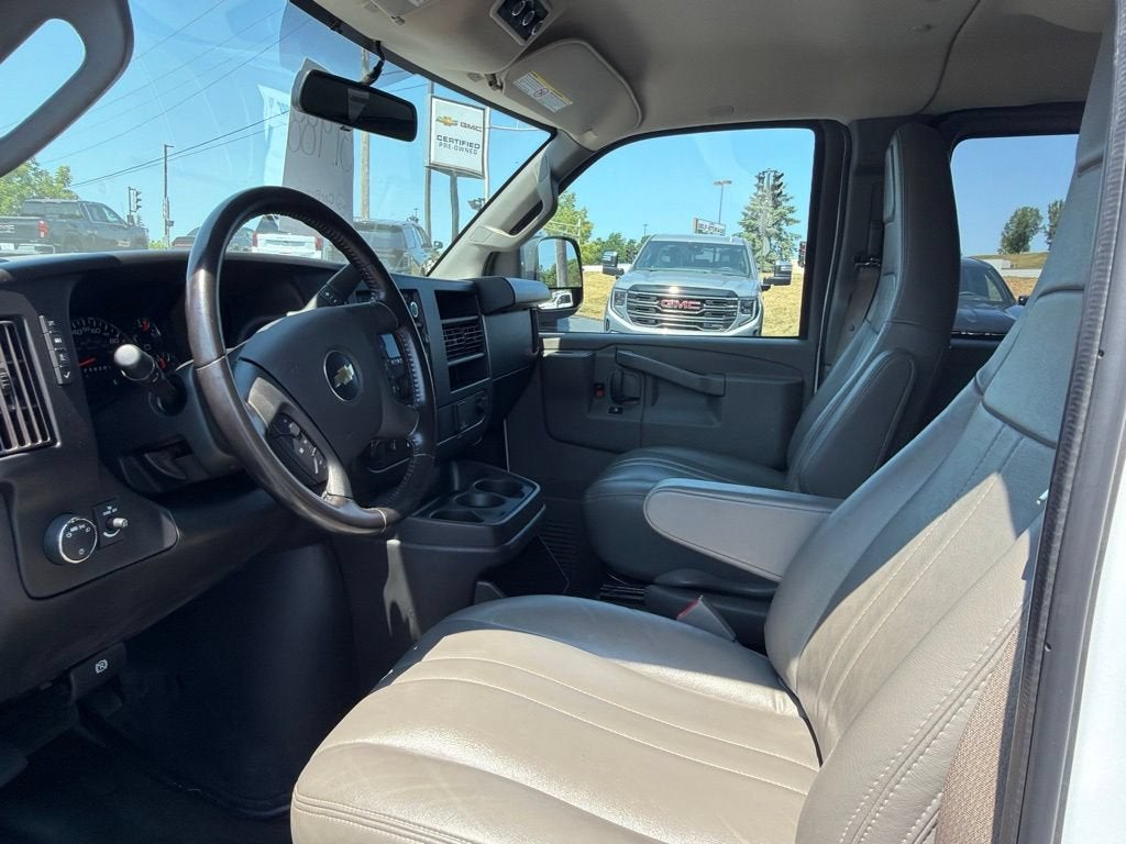 2023 Chevrolet Express Passenger 3500 1LS
