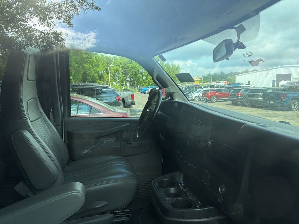 2023 Chevrolet Express Passenger 3500 1LS