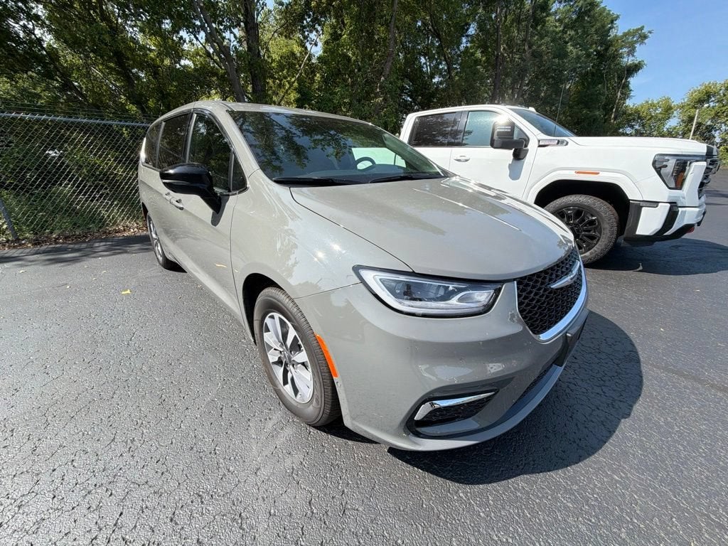 2025 Chrysler Pacifica Hybrid Select