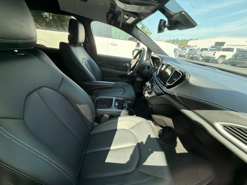2025 Chrysler Pacifica Hybrid Select