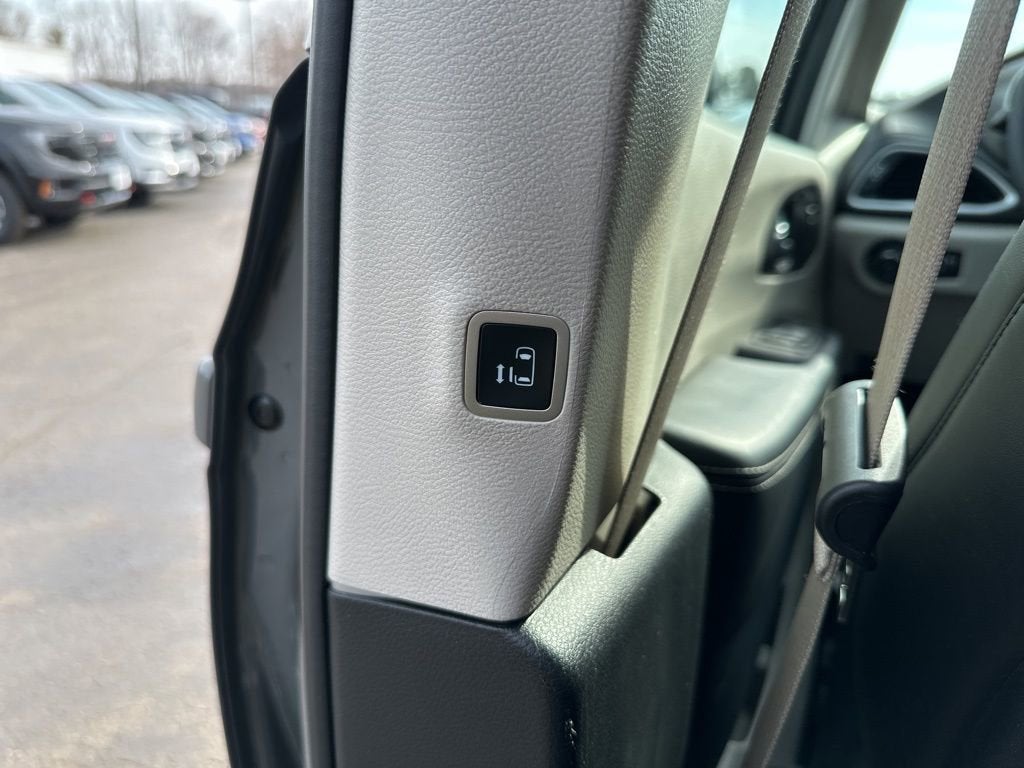 2023 Chrysler Pacifica Hybrid Touring L